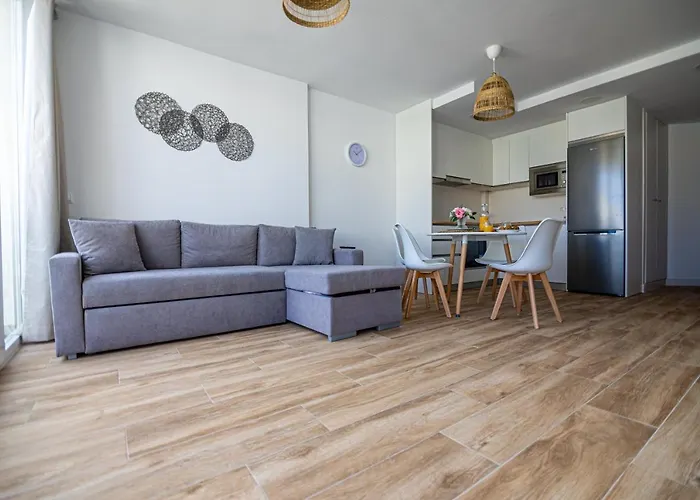 Sunstay Seaside Flat I Puerto Marina بينالماذينا