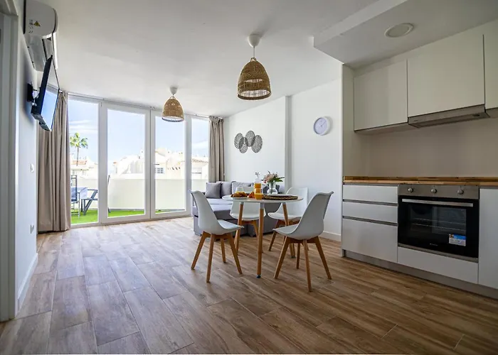 Sunstay Seaside Flat I Puerto Marina شقة