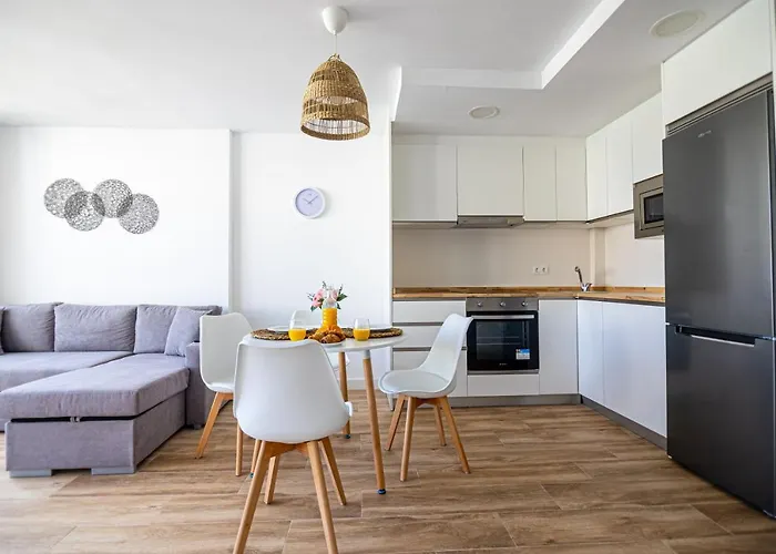 Sunstay Seaside Flat I Puerto Marina شقة بينالماذينا