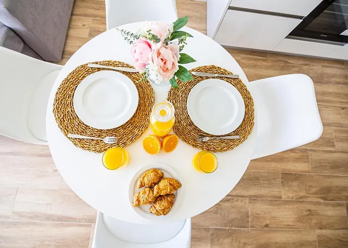 Sunstay Seaside Flat I Puerto Marina * بينالماذينا